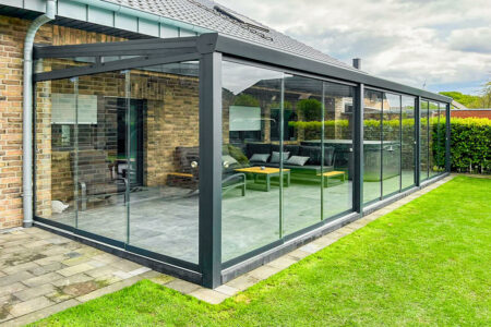 Große Terrassenüberdachung in 9x3m mit umlaufenden Panorama-Glasschiebeelementen von HG RaumDesign