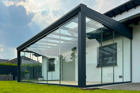 Überdachung in der Größe 6x4m mit umlaufenden Glasschiebewänden vin HG RaumDesign in Goch