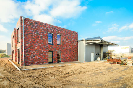 Fenster von HG RaumDesign mit Mehrfach-Verriegelung und Raffstoren als Sonnenschutz