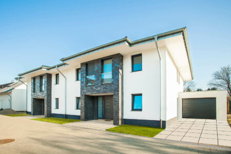 Mehrfarbige Fensterprofile von HG RaumDesign- Innen weiß, außen Anthrazitgrau in einer Neubausiedlung in Krefeld