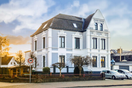 Höhere Energieeffizienz dank Austausch alter Fenster durch HG RaumDesign bei einem Denkmal geschützten Gebäude in Kleve