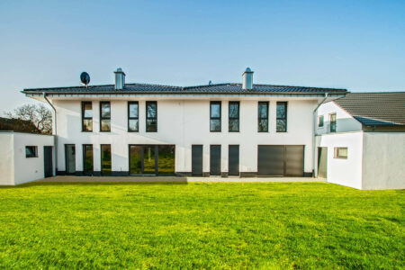 Großzügige Fensterfronten mit Terrassentüren als Schiebehebeanlage von HG Raumdesign