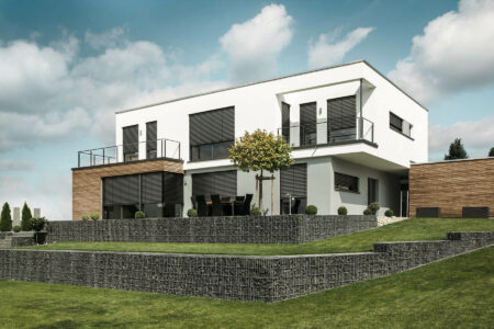 Modernes Einfamilienhaus mit Raffstoren an allen Fenstern und Türen