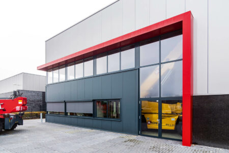 Gewerbehalle mit Textilscreens als Sonnenschutz für den Bürotrakt