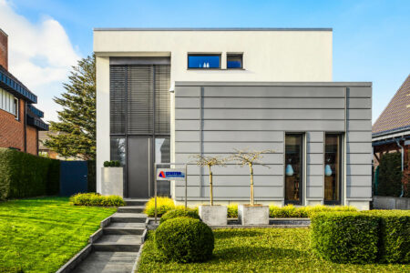 Wohnhaus von Szuster Bauunternehmung mit Fenstern und Raffstoren nach Maß von HG RaumDesign