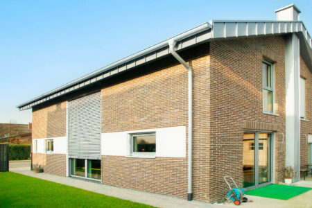 Raffstore über zwei Etagen einer energetisch sanierten Immobilie mit energiesparenden Fesntern von HG RaumDesign