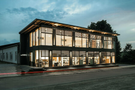 Modernes Bürogebäude mit großen Glasfronten und Raffstoren auf der Südseite