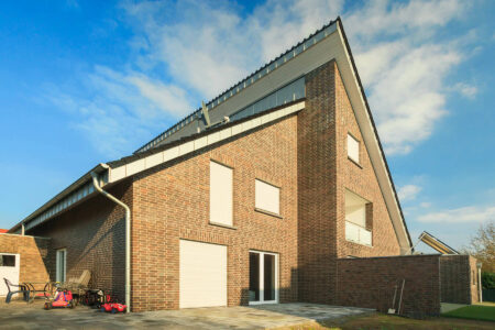 Doppelhaushälfte mit energiesparenden Rollladen Roma Termo von HG RaumDesign