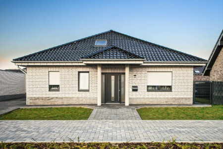 Einfamilienhaus im Bungalow-Stil mit Haustüre, Fenstern und Rollladen von HG RaumDesign