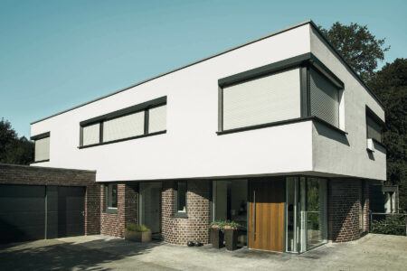 Architektenhaus mit Sonnenschutz in Form von Raffstoren und Textilscreens von Roma