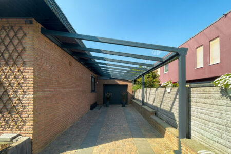 Überdachung mit Seitenwandmontage als Carport in angesagtem Anthrazit von HG Raumdesign