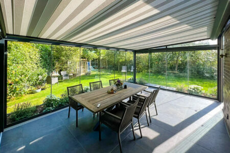 Überdachte Terrasse mit einem Terrassendach in der Größe 6x4 Meter und Unterglasmarkise in Streifendekor