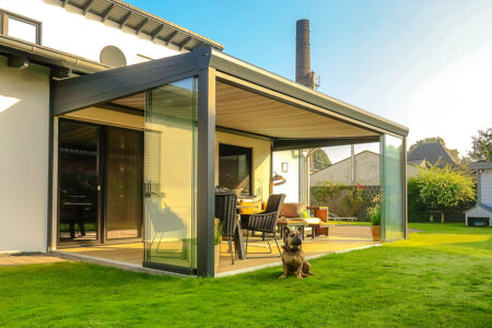 Unterglasmarkise in dezenter Streifenoptik einer kleinen Terrassenüberdachnung mit Glasschiebewänden