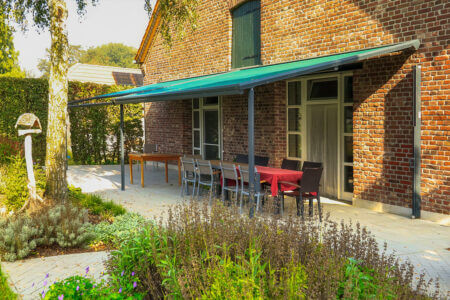 Pergola mit motorisch betriebener Tuchbespannung in Grün in Wandmontage von HG Raumdesign