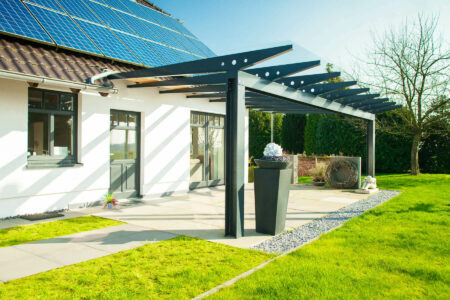 Glaseindeckung aus ESG bei einer Terrassenüberdachnung im Industrial Look in Kalkar