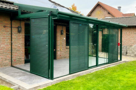 Terrassendach in der seltenen Farbe Grün mit Glasschiebewänden und verschiebbaren Lamellen-Elementen zu Beschattung