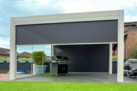 Freihstehende Pergola mit Zipscreens und Glasschiebe-Elementen als Überdachung vom Grillplatz