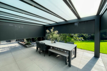 Hochwertiges Terrassendach der Serie Cubo mit elektrischen Zipscreens in Anthrazit von HG RaumDesign in Goch-Pfalzdorf
