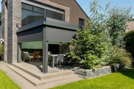 Kubisches Terrassendach mit Zipscreens zur vertikalen Beschattung und Sichtschutz für mehr Privatsphäre auf der Terrasse