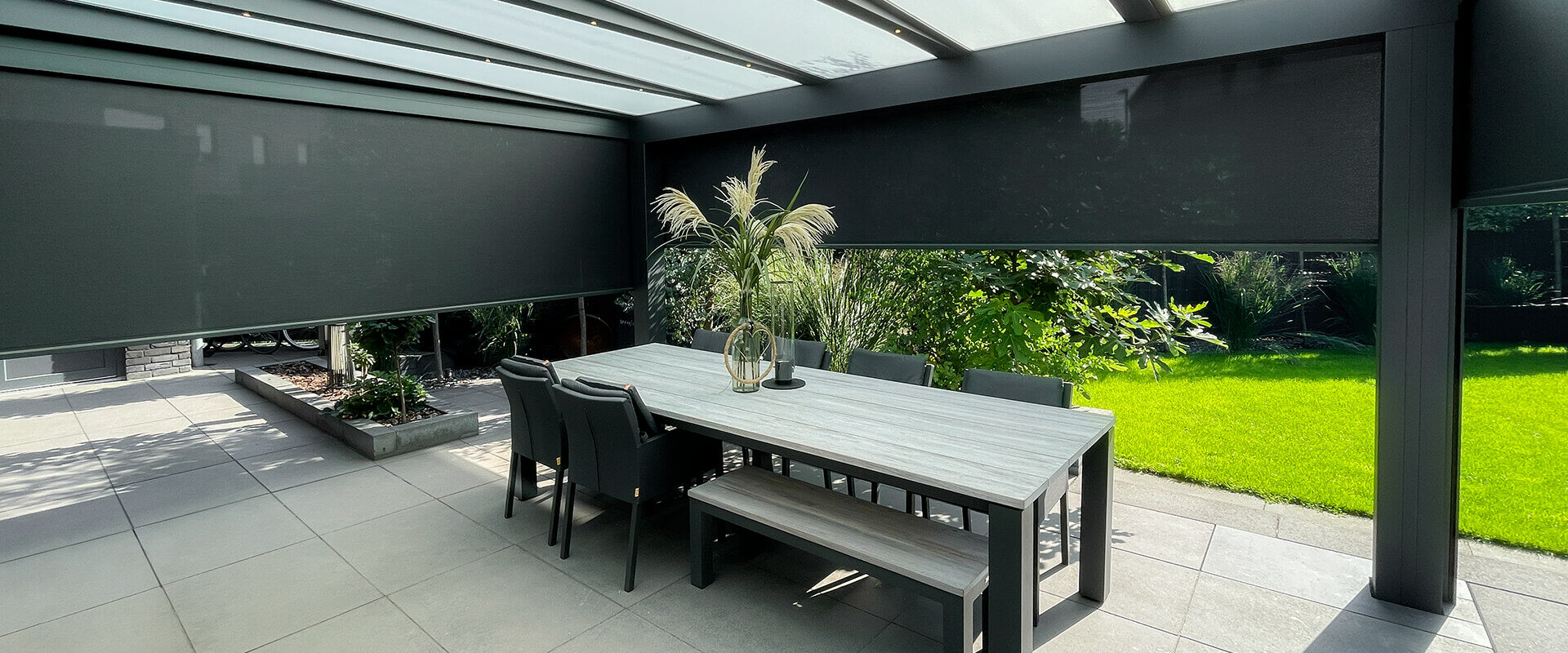 Die Zipscreens von HG RaumDesign bieten eine moderne Lösung für effektiven Sonnen- und Sichtschutz