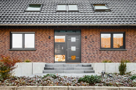 Außenansicht der Hauseingangstüre eines Mehrfamilienhauses mit integriertem Briefkasten
