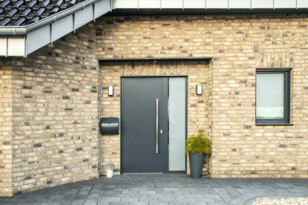 Hochwertige Haustüre mit schlichtem Design und einseitgem Seitenteil mit Milchglasoptik