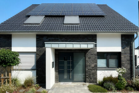 Modernes Niedriegenergie-Haus mit unserer Haustüre mit perfekten Schall- und Wärmedämmwerten