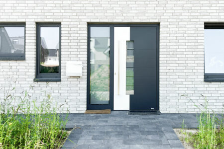 Duo-Tone Aluminium-Haustür mit vollständiger Flügelabdeckung und großem Seitenelement