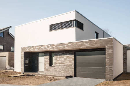 Raffstore-Anlage-Eckfenster-Sonnenschutz-Einfamilienhaus-hg-raumdesign