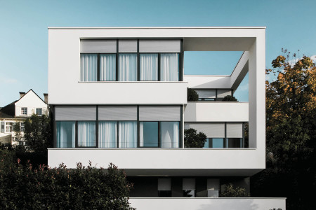 Rollladen-buerogebaeude-mehrfamilienhaus-sonnenschutz-roma-hg-raumdesign
