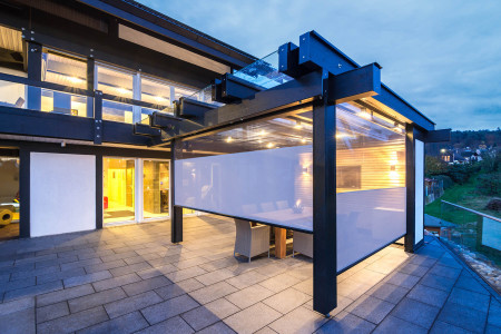 Terrasse-mit-TExtilSCREEN-und-Sichtfenstertuch-HG-Raumdesign-Windschutz-Regenschutz