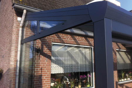 Glasschiebeelemente-offen-Terrassenueberdachung-Glas-Gf-Raumdesign-Aluxe
