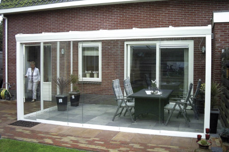 Terrassenueberdach-mit-glaswaenden-glasschiebeelemente-weiss-hg-raumesign-aluxe