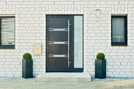 Design-Haustüre in Anthrazit mit vollendetem Designelementen in gebürstetem Edelstahl und Milchlglas
