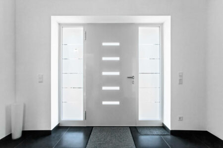 Innenansicht einer Haustüre aus Aluminium eines Reihenhause - Innen Weiß außen Basaltgrau