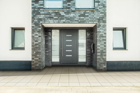 Außenansicht der Aluminium-Haustüre eines modernen Reihenhauses - Außen Basaltgrau, Innen weiß