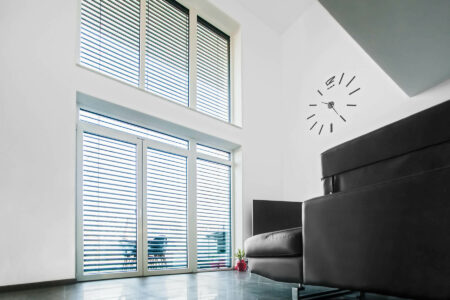Energiespar-Fenstern mit großer Raffstore über zwei Etagen in Wohnzimmer mit Galerie von HG RaumDesign