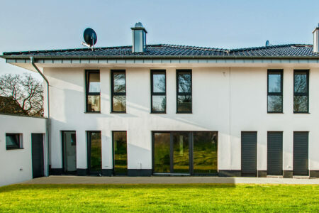 Eine moderne Reihenhaussiedlung mit großen Terrassentüren und Fenstern nach Maß in Rheinberg - Geplant und eingebaut von HG RaumDesign