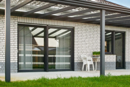 Moderne Schiebetüre kombiniert mit beidentiefen Fenstern an einem Neubau in Bedburg-Hau / Hasselt
